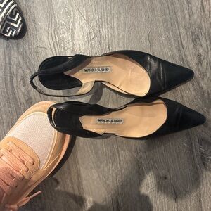 Manolo Blahnik Black Pointed Toe Heels